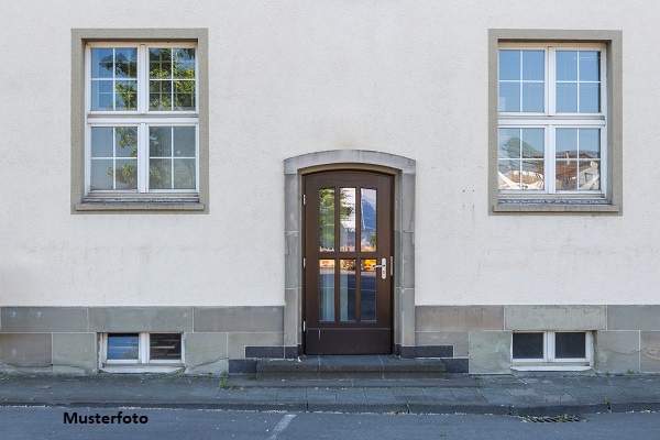 Preiswerte Gelegenheit: 1 Zimmer, Küche, Bad/WC &amp; Keller - 3. OG