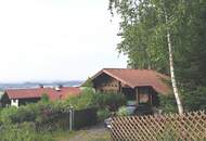 Schörfling am Attersee: Baugrundstück mit Holzblockhaus in erhabener Lage mit Fernsicht!