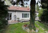 TEILUNTERKELLERTER BUNGALOW MIT POOL UND SCHÖNEM GRÜNBLICK