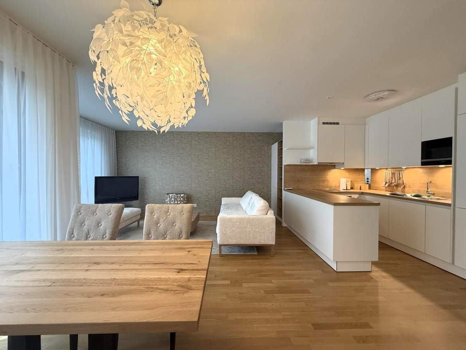 Exklusiv und komplett möblierte 3-Zimmer-Terrassenwohnung für gehob. Ansprüche // Excl. and fully furnished 3-room terr. apt for discerning tastes //