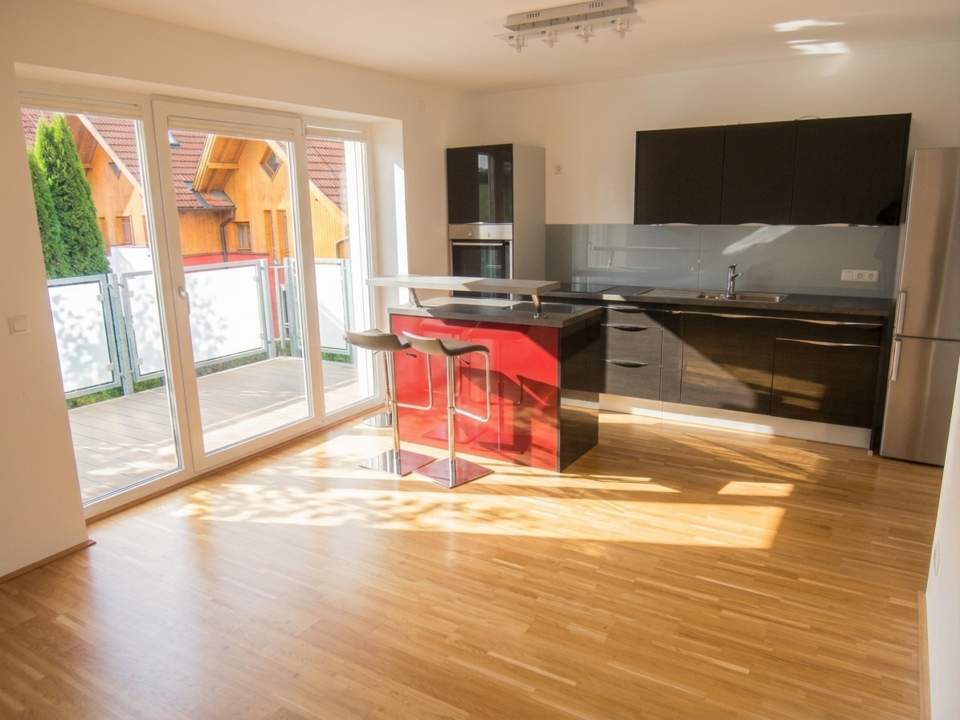 Ideal für Singles oder Paare – neuwertige 2 Zi.-Wohnung mit Balkon und Carport