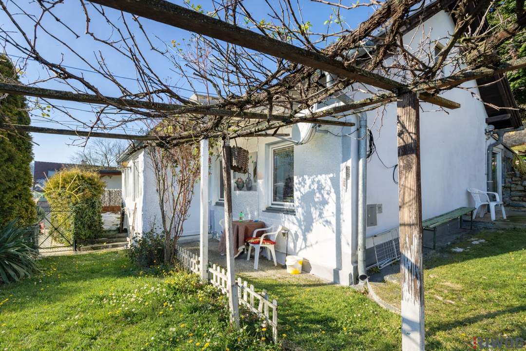 ENTZÜCKENDES KLEINFAMILIENHAUS MIT WEINKELLER / SCHÖNER GARTEN MIT TERRASSE, GRILLHÜTTE UND SCHUPFEN / VIEL POTENZIAL / RUHIGE SIEDLUNGSLAGE