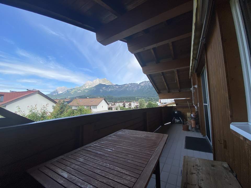 Sonnige Dachgeschosswohnung mit Kaiser & Hornblick in ruhiger zentrumsnaher Lage