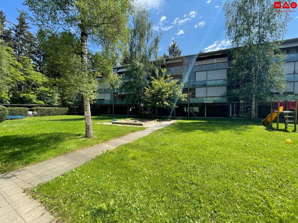 Modernes Wohnen im Holzhaus! Möblierte 3 Raumwohnung mit Balkon &amp; Carport am grünen Ortsrand!