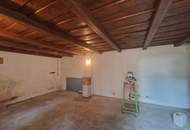 LIEBEVOLLES, RENOVIERUNGSBEDÜRFTIGES LANDHAUS MIT NEBENGEBÄUDEN UND KLEINEM INNENHOF