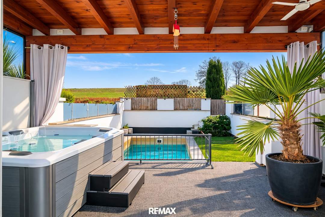 Reihenhaus mit Pool, viel Platz &amp; sonniger Lage in Steinhaus