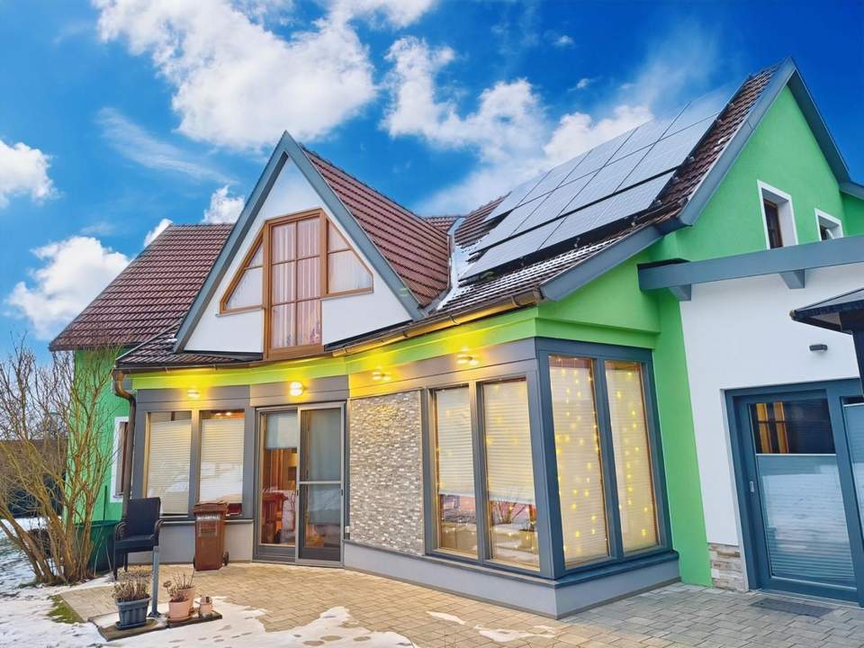 "Modernes Haus mit Pool und nachhaltiger Energie"