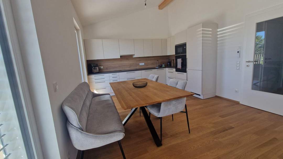 Sonnige, neue 3 Zi-DG-Wohnung mit Terrasse und TG-Platz