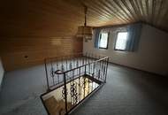 2 stark renovierungsbedürftige Häuser auf einem Grundstück mit schöner Fernsicht zu verkaufen