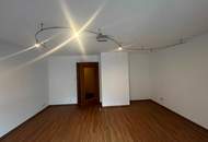 Großzügige 2,5-Zimmer-Wohnung mit Terrasse & Wintergarten