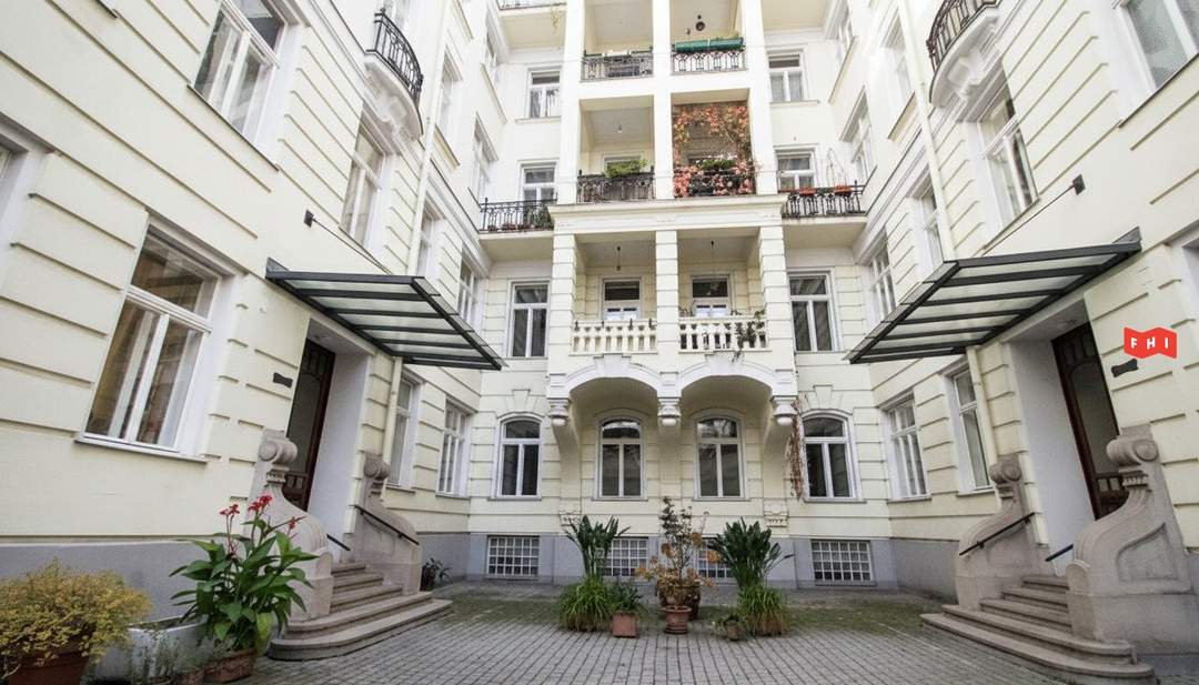 Neu sanierte Stilaltbauwohnung mit 2 Balkonen und 5 Zimmer bei Naschmarkt