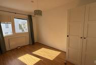 RUHIG WOHNEN. ENTSPANNT LEBEN. – 3 ZIMMER MIT BALKON & POOL | ZELLMANN IMMOBILIEN