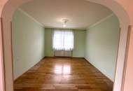 "Haus mit Garten, Pool, und Garage"