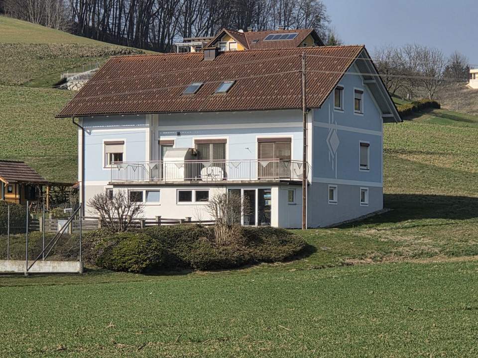 Großzügige und gepflegte Mietwohneinheit in einem Wohnhaus im Obergeschoß in ländlicher Ruhelage.