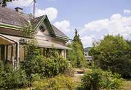 Verwunschenes Wohnhaus versteckt in großem Gartengrundstück