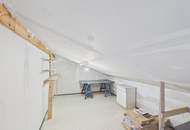 Ort der Kreativität - Ein Haus umgeben von Sandstein und viel Grün.