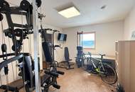 Architektenhaus in sonniger Ruhelage mit Spiral-Weinkeller, Infinity Pool und Burgblick