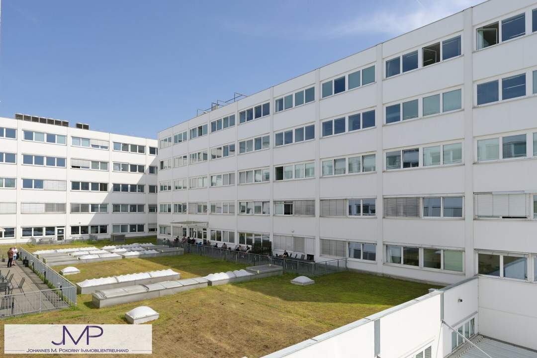 Helle Büro- oder Werkstattflächen mit Rampe