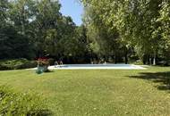 Stilvolles Haus in Bestlage von Wiener Neustadt – Großes Grundstück mit Pool, Altbaumbestand &amp; großer Garage