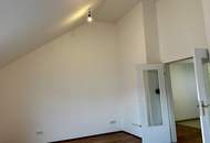Tolle 3-Zimmer DG-Wohnung mit Balkon - teilweise hohe Räume im Altbau mit 1xSchlafzimmer in den Innenhof - WG geeignet