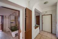 **Hannovermarkt** Renovation Opportunity: 3-Room Period Apartment with Approved Balcony and Airbnb Potentia
