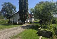 Bauernhaus (stark sanierungsbedürftig) mit Grund und kleinem Teich