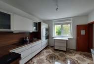 HELL, GERÄUMIG MIT POOL UND WERKSTATT