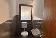 Großzügiges, vielseitig nutzbares Wohnhaus mit umfangreichem Ausbaupotenzial – Teilrenoviert und bereit für Ihre individuellen Wohnträume!