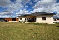 Großzügiges &amp; exklusives Familienhaus auf einer Ebene mit Garten und Nebengebäude