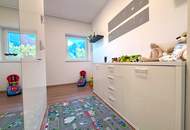 Schlitters: Kernsanierte Dachgeschosswohnung mit Balkon und Garten, 3 Schlafzimmer plus ein großer Raum für Gäste oder Homeoffice