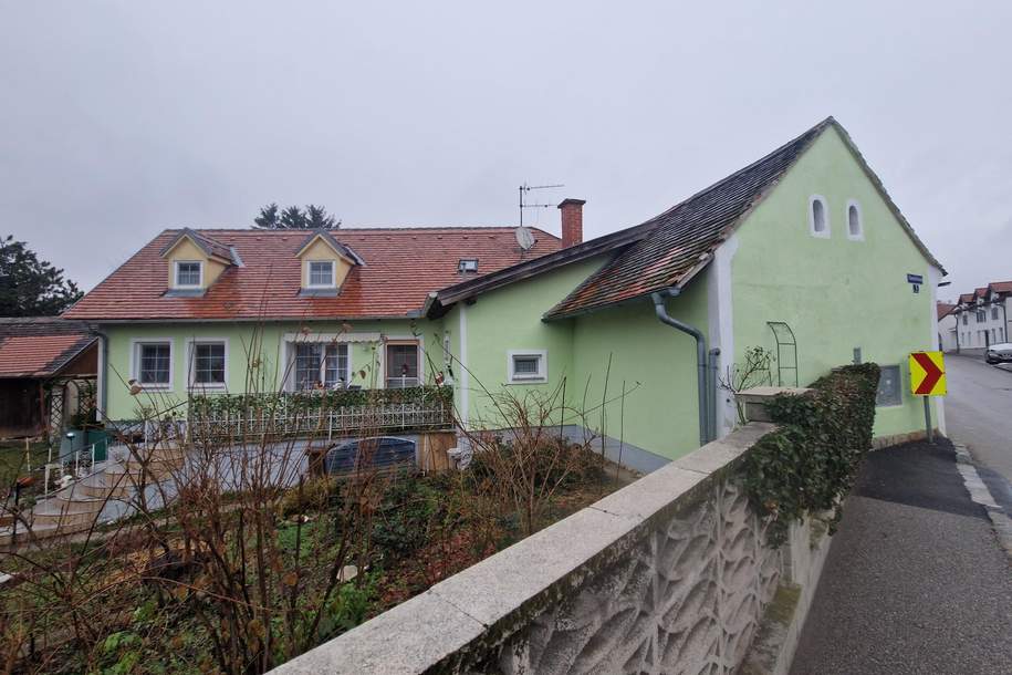 RARITÄT IN HOLLABRUNN: CHARMANTES, SANIERUNGSBEDÜRTIGES LANDHAUS MIT BAULANDRESERVE IN SEHR GUTER WOHNLAGE MIT HERRLICHEM GARTEN SAMT ALTBAUMBESTAND, Haus-kauf, 397.000,€, 2020 Hollabrunn