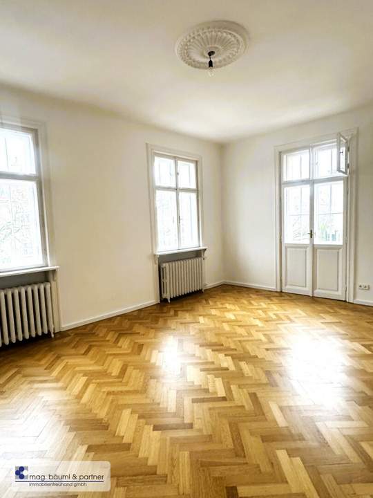 Großräumige 5-Zimmerwohnung im klassischen Altbau