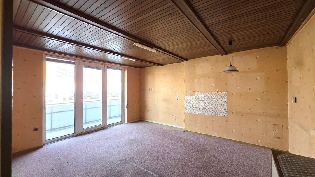 Sanierungsbedürftige 1+ Zimmer Wohnung mit großer Loggia in U-6 Nähe - Hochparterre