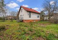 "Einfamilienhaus mit großem Entwicklungspotenzial – 738 m² Grundstück in Ruhelage von Strasshof"