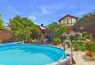 Entzückendes Zweifamilienhaus mit Pool, traumhaftem Garten und Garage in toller Lage in Tribuswinkel zu kaufen!