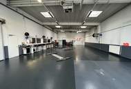 Edler Schauraum für PKW oder Motorradhandel inklusive Werkstatt und großer Lagerhalle