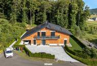 Elegantes Wohnen im Grünen! Neuwertiges Dreifamilienhaus in erhöhter Ruhelage
