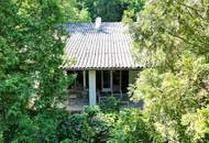 Versteckt. Verborgen. Verliebt. Bungalow mit 1.439 m² Gartenidylle – nur 700 m vom Thermalstrandbad entfernt