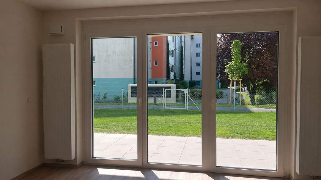 Moderne Gartenwohnung mit Terrasse in neuwertigem Wohnkomplex