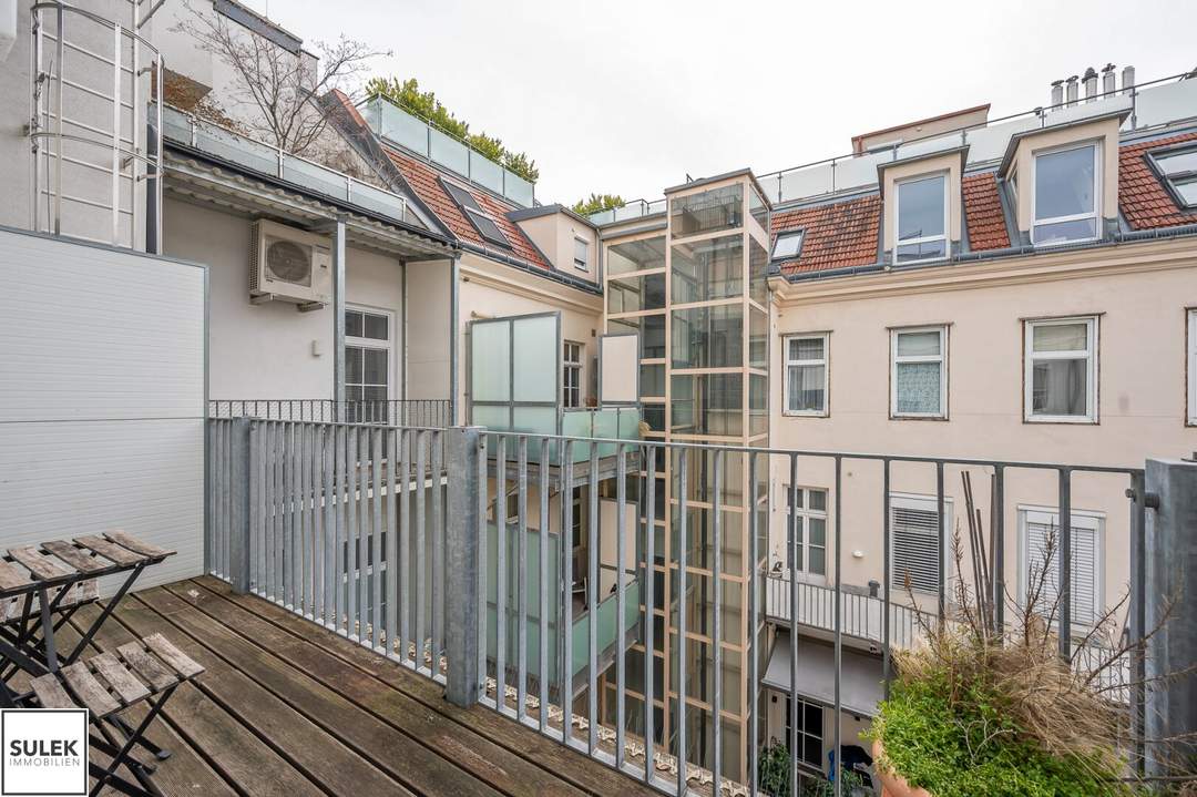 Ab 15.7.26: ruhig gelegene und modern ausgestattete Altbau-Wohnung mit hofseitiger Loggia