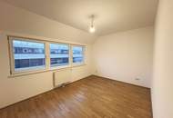 Lichtdurchflutete 2-Zimmer-Wohnung mit neuer Küche - Loggia in den Innenhof - direkt beim Enkplatz!