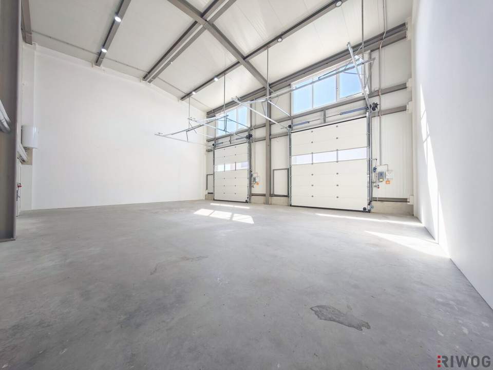 Produktionsfläche mit Büro | ebenerdige Einfahrt durch zwei Sektionaltore | Parkplätze &amp; Luftwärmepumpe