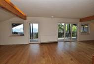 Kronberg: Zweitwohnsitztauglich! Herrliche Dachgeschoßwohnung mit Weitblick und weiteren Gestaltungsoptionen!