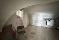 Praktischer Lagerraum mit Altbauflair und zwei Schaufenster zur Michaeligasse