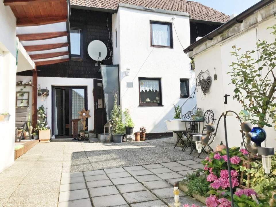 Einfamilienhaus mit Nebengebäude in zentrumsnaher Lage