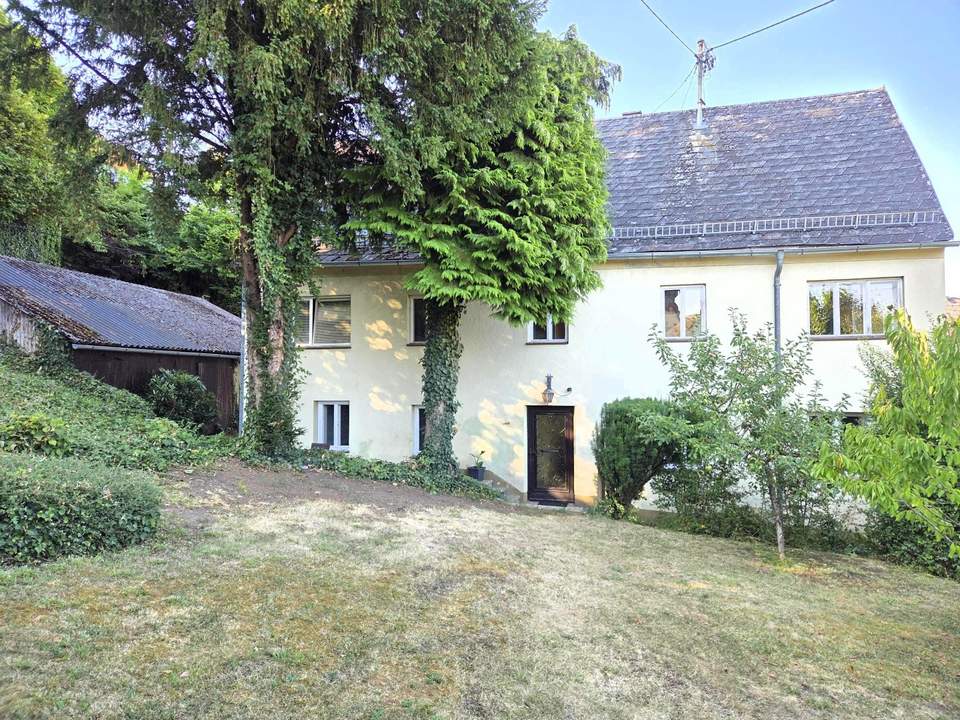 Geräumiges Ein-/Zweifamilienhaus mit Aussicht und Garage im Ortskern