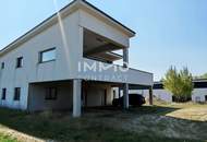 Attraktiver Firmenstandort: Büro/Haus und 1,516 m2 Halle/Lager zu mieten