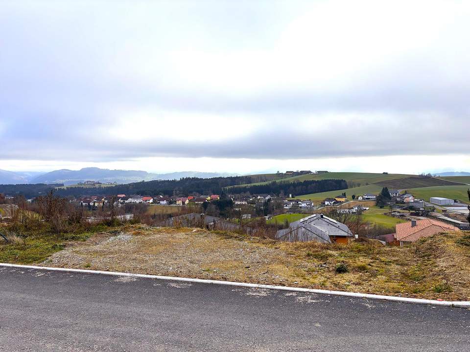 Sonniges Traumgrundstück mit toller Aussicht!