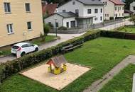Charmante Balkonwohnung in ruhiger Umgebung im grünen Herzen von Untergrünburg: helle Raumaufteilung, praktischer Abstellraum und privater Parkplatz vor der Haustüre! Hochwertige Küchenablöse möglich!