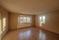 LIEBEVOLLES EIN- BZW. MEHRFAMILIENHAUS IN TRAUMHAFTER WOHNLAGE MIT HERRLICHEM FERNBLICK DIREKT AN FELDER DER REGION ANGRENZEND